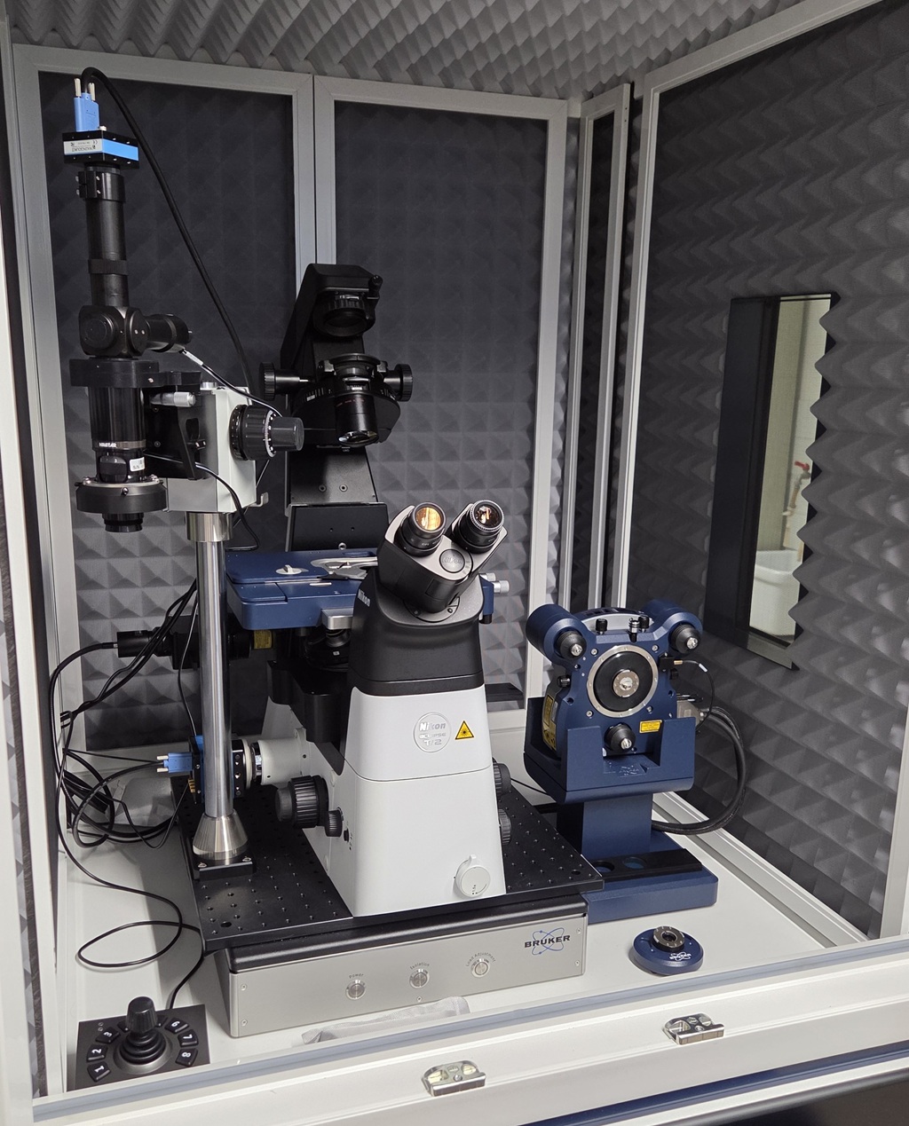 Microscopio a scansione di sonda Bruker JPK NanoWizard 4 XP NanoScience con Microscopio rovesciato a contrasto di fase e fluorescenza Nikon Eclipse TI-U al CIGS Unimore